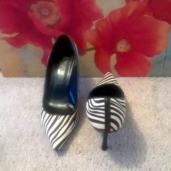 Heels - Picture 2 of 3